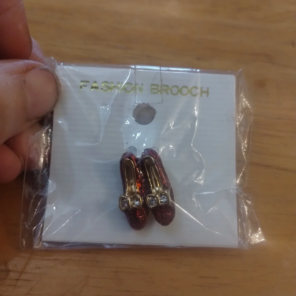 New Elegant Ruby Red Slippers Brooch Pin Like Wizard Of Oz - Picture 2 of 3